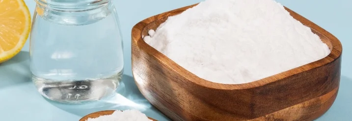 Natron, Zitrone und Wasser